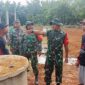 Dandim 0415/Jambi Letkol Inf Yoga Cahya Prasetya Saat Tinjau Langsung Lokasi TMMD di Desa Suka Maju Guna Pastikan Keselarasan dengan Rencana. FOTO : PENDIM