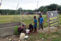 Satgas TMMD ke -113 Tahun 2022 Kodim 0419/Tanjab bersama Warga Masyarakat melakukan pengecatan Bak Sampah sasaran fisik tambahan di Desa Intan Jaya, Senin (30/5/22). FOTO : Pendim Tjb