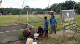Satgas TMMD ke -113 Tahun 2022 Kodim 0419/Tanjab bersama Warga Masyarakat melakukan pengecatan Bak Sampah sasaran fisik tambahan di Desa Intan Jaya, Senin (30/5/22). FOTO : Pendim Tjb
