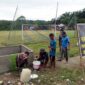 Satgas TMMD ke -113 Tahun 2022 Kodim 0419/Tanjab bersama Warga Masyarakat melakukan pengecatan Bak Sampah sasaran fisik tambahan di Desa Intan Jaya, Senin (30/5/22). FOTO : Pendim Tjb
