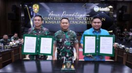 TNI AD Gandeng PT. Kimia Farma Salurkan Vaksin dan Sembako. FOTO : DIspenad