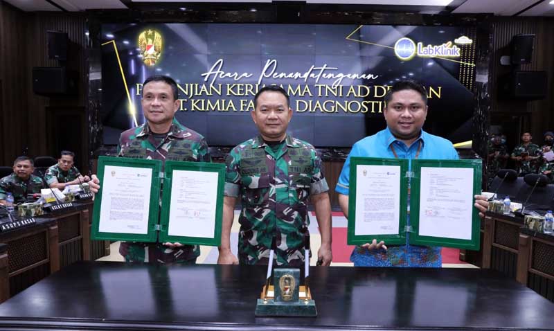 TNI AD Gandeng PT. Kimia Farma Salurkan Vaksin dan Sembako. FOTO : DIspenad
