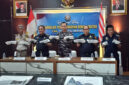 Aparat gabungan dan TNI AL (Lanal Palembang), Bea Cukai, KKP, dan Kepolisian saat merilis barang bukti penggagalan penyelundupan Benih Bening Lobster (BBL) dalam sebuah konferensi pers. Foto ini menjadi pengingat bahwa perairan Jambi, termasuk wilayah Tanjung Jabung Timur, masih menjadi jalur yang sangat rawan terhadap aksi penjarahan sumber daya laut ke luar negeri. (FOTO : Dok. Penerangan Lanal Palembang/Detik.com)