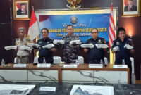 Aparat gabungan dan TNI AL (Lanal Palembang), Bea Cukai, KKP, dan Kepolisian saat merilis barang bukti penggagalan penyelundupan Benih Bening Lobster (BBL) dalam sebuah konferensi pers. Foto ini menjadi pengingat bahwa perairan Jambi, termasuk wilayah Tanjung Jabung Timur, masih menjadi jalur yang sangat rawan terhadap aksi penjarahan sumber daya laut ke luar negeri. (FOTO : Dok. Penerangan Lanal Palembang/Detik.com)