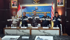 Aparat gabungan dan TNI AL (Lanal Palembang), Bea Cukai, KKP, dan Kepolisian saat merilis barang bukti penggagalan penyelundupan Benih Bening Lobster (BBL) dalam sebuah konferensi pers. Foto ini menjadi pengingat bahwa perairan Jambi, termasuk wilayah Tanjung Jabung Timur, masih menjadi jalur yang sangat rawan terhadap aksi penjarahan sumber daya laut ke luar negeri. (FOTO : Dok. Penerangan Lanal Palembang/Detik.com)