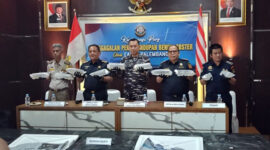 Aparat gabungan dan TNI AL (Lanal Palembang), Bea Cukai, KKP, dan Kepolisian saat merilis barang bukti penggagalan penyelundupan Benih Bening Lobster (BBL) dalam sebuah konferensi pers. Foto ini menjadi pengingat bahwa perairan Jambi, termasuk wilayah Tanjung Jabung Timur, masih menjadi jalur yang sangat rawan terhadap aksi penjarahan sumber daya laut ke luar negeri. (FOTO : Dok. Penerangan Lanal Palembang/Detik.com)