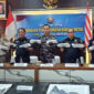 Aparat gabungan dan TNI AL (Lanal Palembang), Bea Cukai, KKP, dan Kepolisian saat merilis barang bukti penggagalan penyelundupan Benih Bening Lobster (BBL) dalam sebuah konferensi pers. Foto ini menjadi pengingat bahwa perairan Jambi, termasuk wilayah Tanjung Jabung Timur, masih menjadi jalur yang sangat rawan terhadap aksi penjarahan sumber daya laut ke luar negeri. (FOTO : Dok. Penerangan Lanal Palembang/Detik.com)