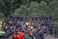 TNI Berhasil Evakuasi 18 Karyawan Freeport yang Terjebak 3 Hari di Pegunungan Papua. FOTO : CNN
