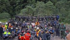 TNI Berhasil Evakuasi 18 Karyawan Freeport yang Terjebak 3 Hari di Pegunungan Papua. FOTO : CNN
