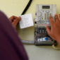 Seseorang Tengah Melakukan Pensisian Token Listrik. FOTO : Istimewa