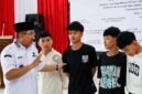 Bupati H. Anwar Sadat, memberikan arahan dan pembinaan langsung kepada sejumlah remaja di sela-sela acara Rapat Koordinasi Lintas Sektoral Penanggulangan Aksi Geng Motor di Mapolres Tanjab Barat. (Foto: Dok. Humas/Diskominfo)