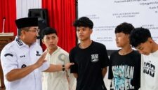 Bupati H. Anwar Sadat, memberikan arahan dan pembinaan langsung kepada sejumlah remaja di sela-sela acara Rapat Koordinasi Lintas Sektoral Penanggulangan Aksi Geng Motor di Mapolres Tanjab Barat. (Foto: Dok. Humas/Diskominfo)