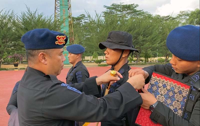 Komandan Satuan Brimob Polda Jambi Kombes Pol Nadi Chaidir Memimpin Upacara Penutupan Pembinaan Tradisi dan Pembaretan di Mako Brimob Polda Jambi, Jum'at (30/9/22). FOTO : Dhea