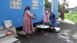 Ibu-Ibu di di RT 07, Kelurahan Sungai Nibung, Kecamatan Tungkal Ilir, Tanjab Barat Saat Memasak Bubur Asyura. FOTO : Amir