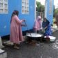 Ibu-Ibu di di RT 07, Kelurahan Sungai Nibung, Kecamatan Tungkal Ilir, Tanjab Barat Saat Memasak Bubur Asyura. FOTO : Amir