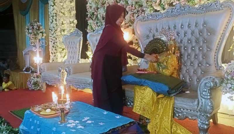 Tradisi Tepung Tawar kepada Mempelai Perempuan saat Acara Pernikahan di Kelurahan Kampung Nelayan, Tanjung Jabung Barat, Jambi, Sabtu (20/8/22) Malam. FOTO : LT/Bas