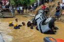 Tim SAR Gabungan dibantu warga berupaya mengevakuasi sebuah mobil travel yang terjun dan terbalik di aliran Sungai Batanghari, Desa Benteng Rendah, Kecamatan Mersam, Kabupaten Batanghari, Jambi, Senin (27/7/2026). 
