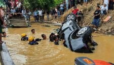 Tim SAR Gabungan dibantu warga berupaya mengevakuasi sebuah mobil travel yang terjun dan terbalik di aliran Sungai Batanghari, Desa Benteng Rendah, Kecamatan Mersam, Kabupaten Batanghari, Jambi, Senin (27/7/2026). 