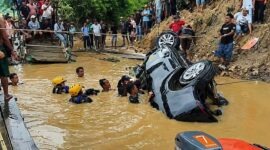 Tim SAR Gabungan dibantu warga berupaya mengevakuasi sebuah mobil travel yang terjun dan terbalik di aliran Sungai Batanghari, Desa Benteng Rendah, Kecamatan Mersam, Kabupaten Batanghari, Jambi, Senin (27/7/2026). 