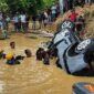 Tim SAR Gabungan dibantu warga berupaya mengevakuasi sebuah mobil travel yang terjun dan terbalik di aliran Sungai Batanghari, Desa Benteng Rendah, Kecamatan Mersam, Kabupaten Batanghari, Jambi, Senin (27/7/2026). 