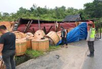 Penampakan Anggota Polsek Merlung Melakukan Pengamanan Truk Tronton Bermuatan Kabel Alami Kecelakaan Tunggal di Jalan Lintas Timur Sumatera, KM . 123 Merlung. FOTO : HMS