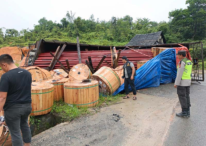 Penampakan Anggota Polsek Merlung Melakukan Pengamanan Truk Tronton Bermuatan Kabel Alami Kecelakaan Tunggal di Jalan Lintas Timur Sumatera, KM . 123 Merlung. FOTO : HMS