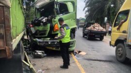 Pasca Tabrakan di Mestong, Dua Muka Truk Box Hino Tak Lagi Glowing. FOTO : Satlantas PMJ