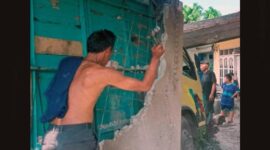 Truk Angkutan Batu Bara yang Seruduk Teras Rumah Warga. FOTO : Ist