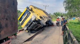 Satu Unit Mobil Truk Bermuatan Sawit Terperosok Di Lubang Jembatan Parit 7 Dusun Karya Maju, Desa Sungai Baung, Selasa (29/3/22). FOTO : Polsek Pengabuan
