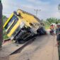 Satu Unit Mobil Truk Bermuatan Sawit Terperosok Di Lubang Jembatan Parit 7 Dusun Karya Maju, Desa Sungai Baung, Selasa (29/3/22). FOTO : Polsek Pengabuan
