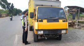Salah Satu Truk yang Ditindak Tegas Oleg Anggota Satlantas Polresta Jambi, Sabtu (7/5/22). FOTO : Satlantas Polresta Jambi