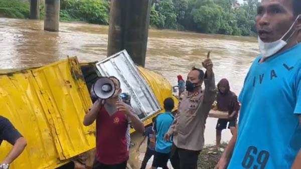 Kapolres Bungo dan Warga Melakukan Evakuasi Suprir truk Yang Meninggal Dunia, Sabtu (21/08/21). FOTO : RESBUNGO