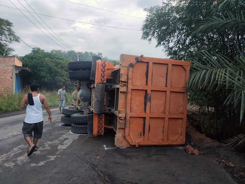 Truk Mitsubishi  Fuso Dump Ban 10 yang Terbalik di Jalan Lintas Timur Jambi-Riau tepatnya di KM. 177 Desa Sungai Penoban Kecamatan Batang Asam Menimpa 3 Korban Meninggal. [FOTO : Unit Laka Res Tjb]