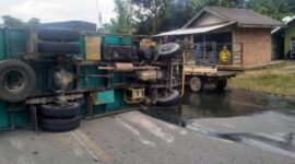 Kondisi Truk Mitsubishi Colt Diesel BG 8515 JD di Jalan Lintas Jambi – Palembang KM 28 RT 17 Kelurahan Tempino, Kecamatan Mestong, Kabupaten Muaro Jambi, Sabtu (19/2/22). FOTO : Noval