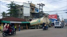 Truk Tangki Seruduk Toto Fotocopy, Sopir Dilarikan ke Rumah Sakit. FOTO : Noval
