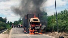 Truk Pengangkut Pisang Terbakar. FOTO : Lintasperistiwa.com