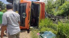 Kondisi Truck Pengangkut batu bara terbalik di Jalan Lintas Sumetara di Merangin, Kamis (20/1/22). FOTO : Britajam.net