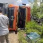 Kondisi Truck Pengangkut batu bara terbalik di Jalan Lintas Sumetara di Merangin, Kamis (20/1/22). FOTO : Britajam.net