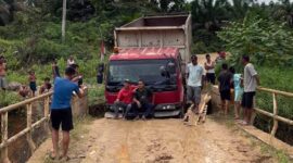 Truk Terpuruk di Pangkal Jembatan Desa Lubuk Lawas Akibat Longsor. FOTO : Ist