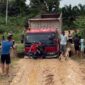 Truk Terpuruk di Pangkal Jembatan Desa Lubuk Lawas Akibat Longsor. FOTO : Ist