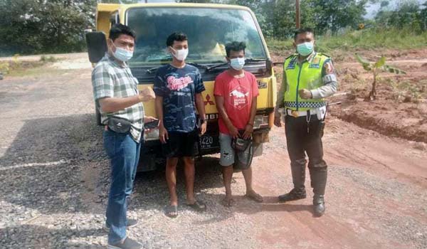 Sopir dan Kernet Dump Truk yang Sempat Viral Diamankan Polsek Sungai Gelam. FOTO : Istimewa