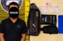 Pelaku RK (50) berdiri di depan alat pengukur tinggi badan, tas selempang cokelat merek Polo Amstar tempat menyimpan narkoba, empat kantong plastik klip berisi kristal bening diduga sabu dengan berat bruto 44,75 gram yang disita Satresnarkoba Polres Bungo dalam Operasi Antik Siginjai 2026. (Foto: Dok. Polres Bungo)