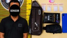 Pelaku RK (50) berdiri di depan alat pengukur tinggi badan, tas selempang cokelat merek Polo Amstar tempat menyimpan narkoba, empat kantong plastik klip berisi kristal bening diduga sabu dengan berat bruto 44,75 gram yang disita Satresnarkoba Polres Bungo dalam Operasi Antik Siginjai 2026. (Foto: Dok. Polres Bungo)