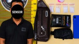 Pelaku RK (50) berdiri di depan alat pengukur tinggi badan, tas selempang cokelat merek Polo Amstar tempat menyimpan narkoba, empat kantong plastik klip berisi kristal bening diduga sabu dengan berat bruto 44,75 gram yang disita Satresnarkoba Polres Bungo dalam Operasi Antik Siginjai 2026. (Foto: Dok. Polres Bungo)