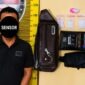 Pelaku RK (50) berdiri di depan alat pengukur tinggi badan, tas selempang cokelat merek Polo Amstar tempat menyimpan narkoba, empat kantong plastik klip berisi kristal bening diduga sabu dengan berat bruto 44,75 gram yang disita Satresnarkoba Polres Bungo dalam Operasi Antik Siginjai 2026. (Foto: Dok. Polres Bungo)