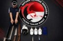 Terduga pelaku berinisial M.N.S (23) saat diamankan di Mapolres Tanjung Jabung Barat bersama sejumlah barang bukti yang berhasil disita dalam penggerebekan di Desa Pematang Lumut, Kecamatan Betara. (Foto: Dok. Humas Polres Tanjab Barat)