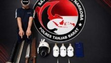 Terduga pelaku berinisial M.N.S (23) saat diamankan di Mapolres Tanjung Jabung Barat bersama sejumlah barang bukti yang berhasil disita dalam penggerebekan di Desa Pematang Lumut, Kecamatan Betara. (Foto: Dok. Humas Polres Tanjab Barat)