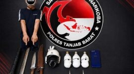 Terduga pelaku berinisial M.N.S (23) saat diamankan di Mapolres Tanjung Jabung Barat bersama sejumlah barang bukti yang berhasil disita dalam penggerebekan di Desa Pematang Lumut, Kecamatan Betara. (Foto: Dok. Humas Polres Tanjab Barat)