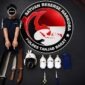 Terduga pelaku berinisial M.N.S (23) saat diamankan di Mapolres Tanjung Jabung Barat bersama sejumlah barang bukti yang berhasil disita dalam penggerebekan di Desa Pematang Lumut, Kecamatan Betara. (Foto: Dok. Humas Polres Tanjab Barat)