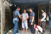 Satresnarkoba Polres Tanjung Jabung Barat, Polda Jambi bersama Team K-9 saat mengamankan pelaku berikut barang bukti Narkotika jenis Shabu. FOTO : HMSRES Tjb